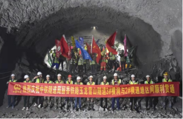 丽香铁路玉龙雪山隧道建设使用永磁起重器